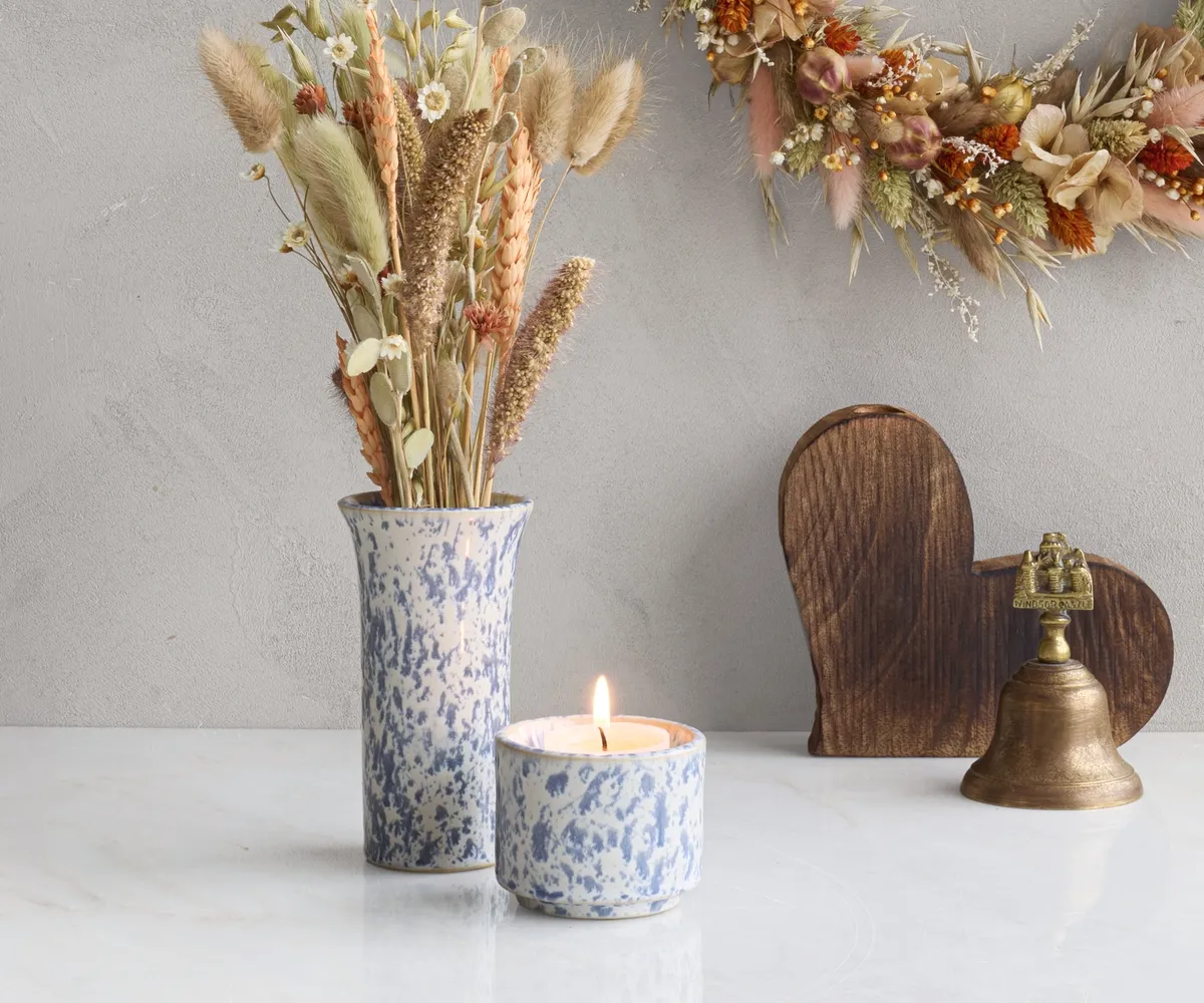 Keramische mini urn theelichthouder Helios wit & blauw gespikkeld met vaasje