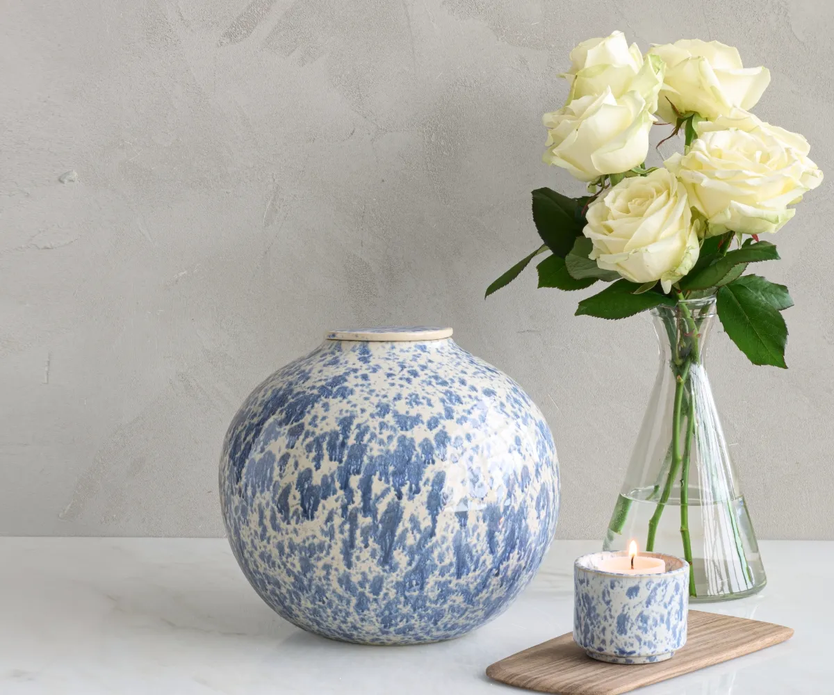 Keramische urn Veda wit & blauw gespikkeld keramiek 2