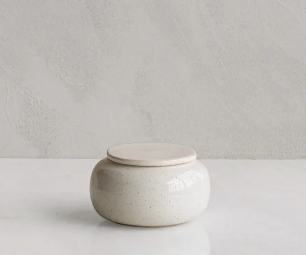 Keramische mini urn Seres wit gespikkeld keramiek