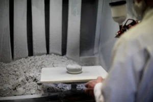 Memento Blue Pebbles by Royal Delft stap 4