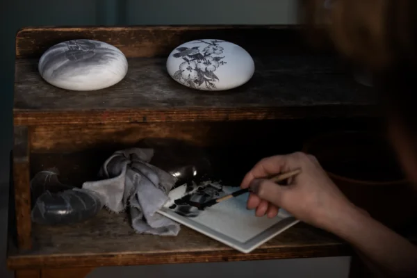 Memento Blue Pebbles by Royal Delft maakproces