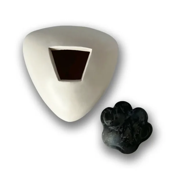 Keramische dierenurn met pootafdruk open