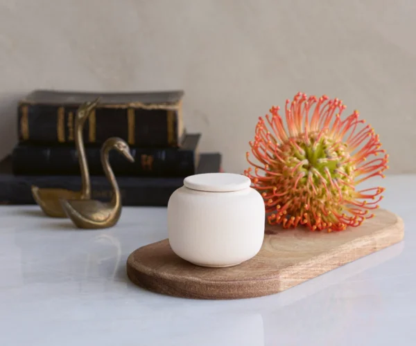 Keramische mini-urn Kora zacht beige engobe urne