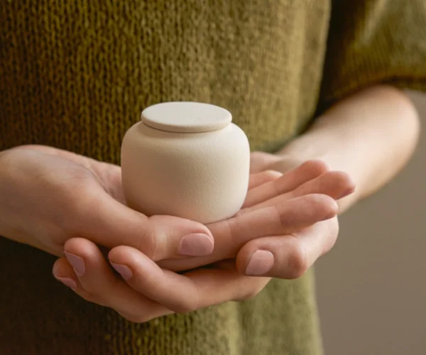 Keramische mini-urn Kora zacht beige engobe formaat