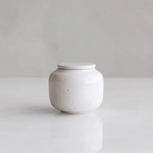 Keramische mini-urn Kora wit gespikkeld keramiek