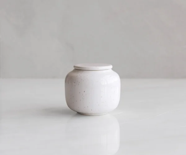 Artemis-urnen-kora-ps-wit-gespikkeld-01 Keramische mini-urn Kora wit gespikkeld keramiek