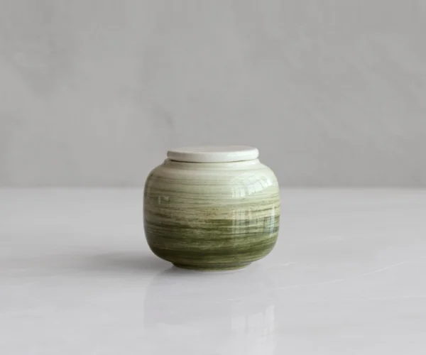 Artemis-urnen-kora-ps-wit-groen-01 Keramische mini-urn Kora zacht wit naar groen keramiek
