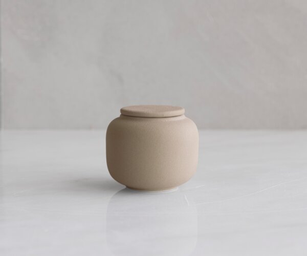 Artemis-urnen-kora-ps-zand-01 Keramische mini-urn Kora zandkleurig engobe