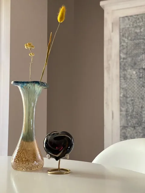 Glazen urn vaasje turquoise-beige kristalglas sfeerbeeld